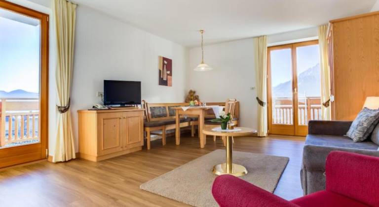 Nice serviced apartment with pool, garden & jacuzzi | Pet-friendly — photo 2