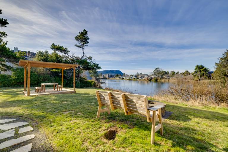 Fire Pit & River View: Vintage Stay in Seaside! — photo 2