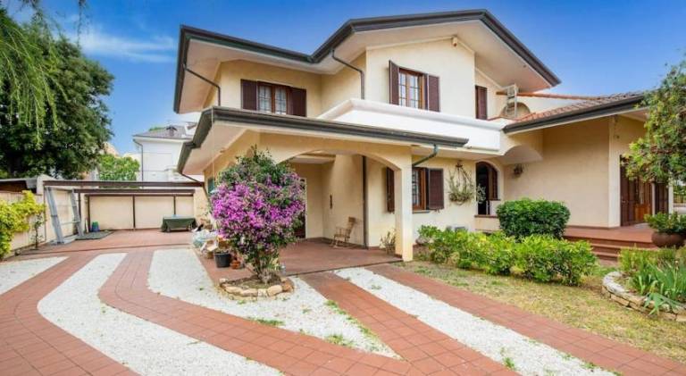 Villa with 4 rooms for 8 persons in Camaiore