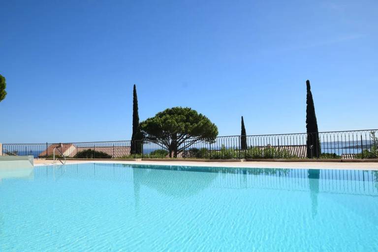 Holiday apartment with terrace, fast internet & pool | Beach view — photo 2