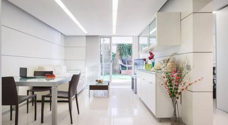 Holiday apartment with yard & pool in Castelldefels