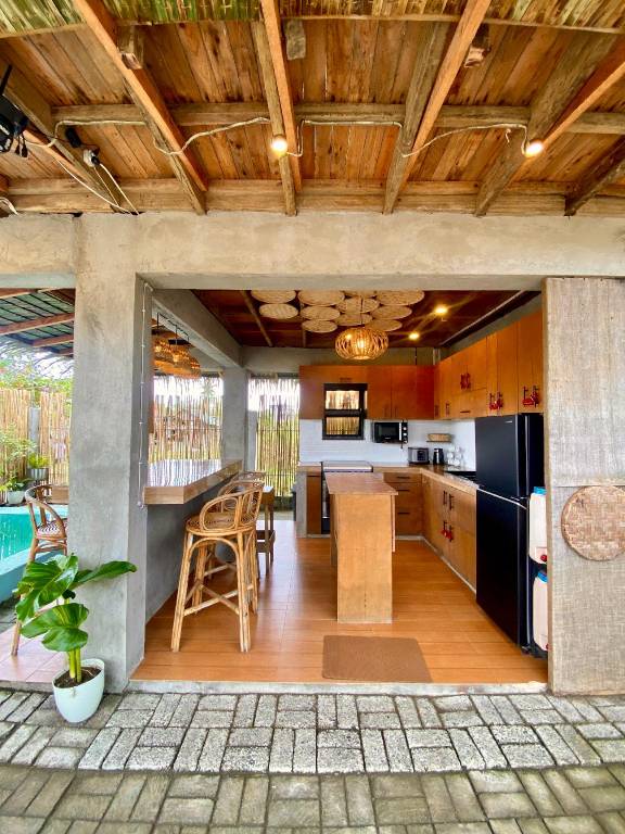 Vacation home with patio, private pool & barbecue | Water view | Good for workation — photo 5
