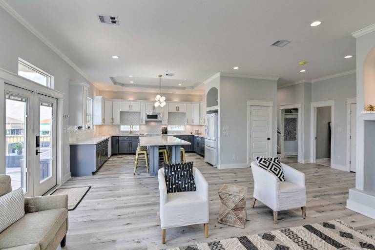Walk to Crystal Beach: Chic Family Retreat w/ Deck — photo 4