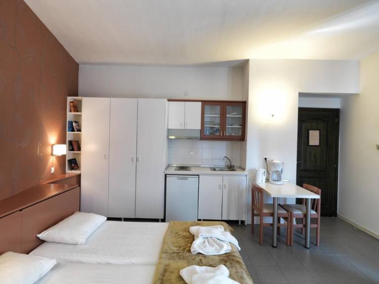 Rental apartment with pool & yard — photo 2