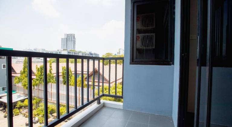 Serviced apartment with hot tub, terrace & garden — photo 4