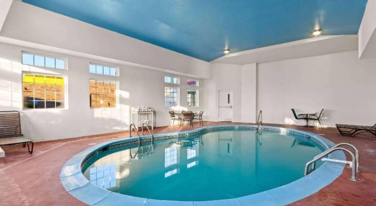 Super 8 By Wyndham Elizabethtown — photo 2