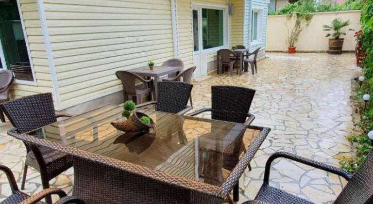 Apartment with BBQ, patio & yard — photo 5