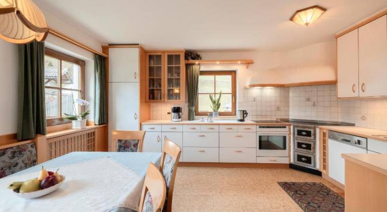 Big serviced apartment with patio, yard & grill | Ski nearby | Dogs allowed — photo 4