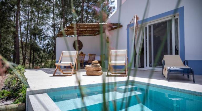 Vacation home with private pool, BBQ & yard in Grandola