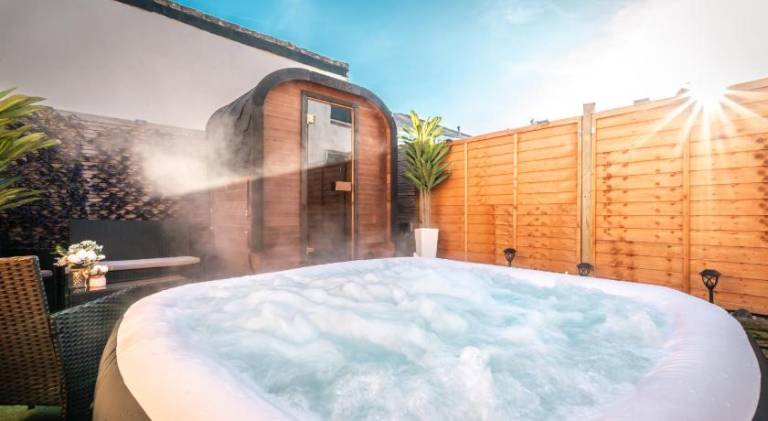 Hot Tub & Sauna Retreat, 4BR with Free Parking in Portsmouth