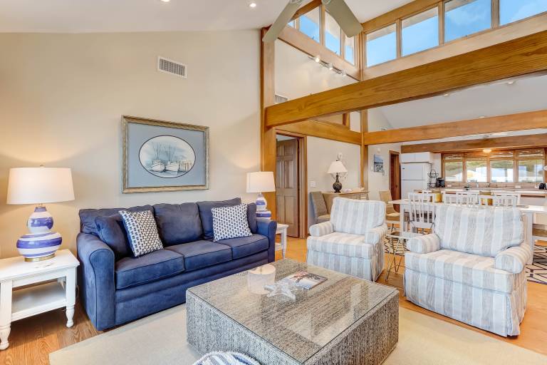 Bring your dog on vacation to this oceanfront house. Amazing views and lots of parking. — photo 5