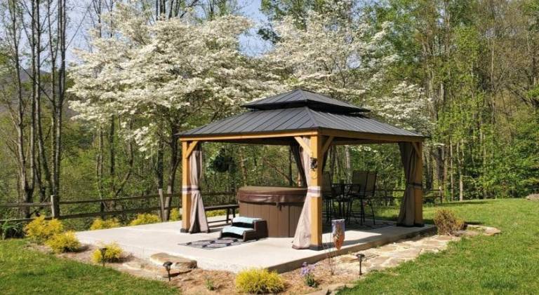 Lovely vacation home with jacuzzi | Dogs allowed in Maggie Valley, NC