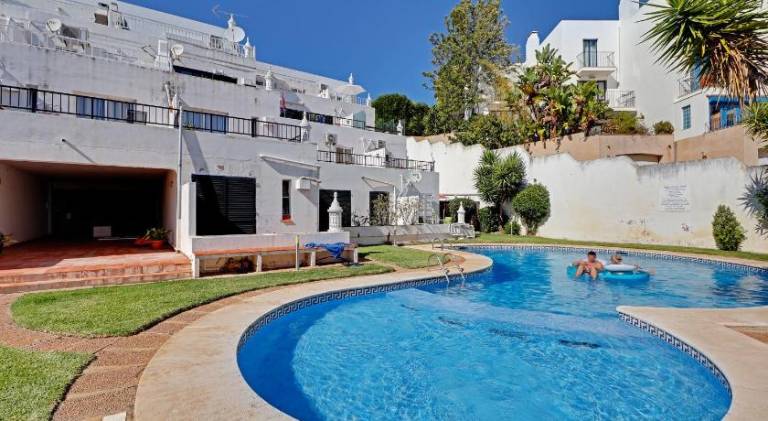 Rental apartment with private pool, yard & patio — photo 5