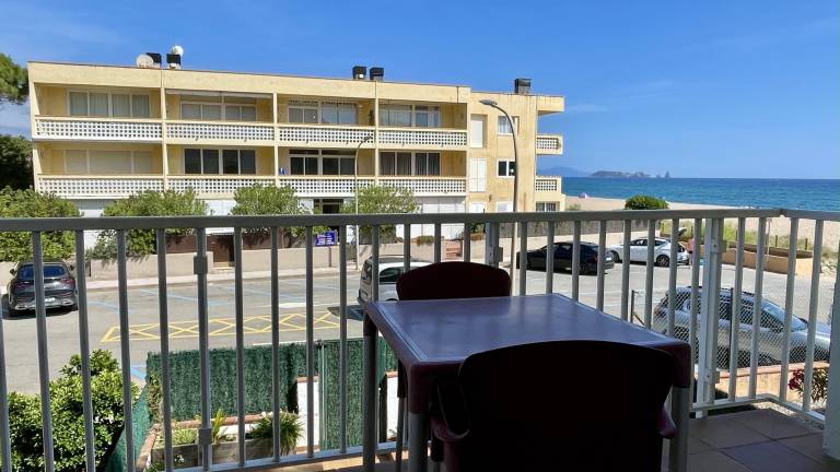 Apartment with yard & terrace — photo 4