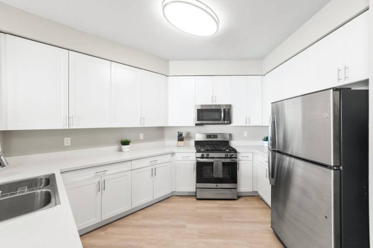 Family-friendly apartment with grill, pool & fast internet | Lake view | Next to the beach | Pets are welcome — photo 4