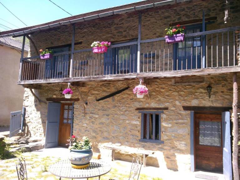 Beautiful gite with barbecue, terrace & garden | Pet-friendly in Foix