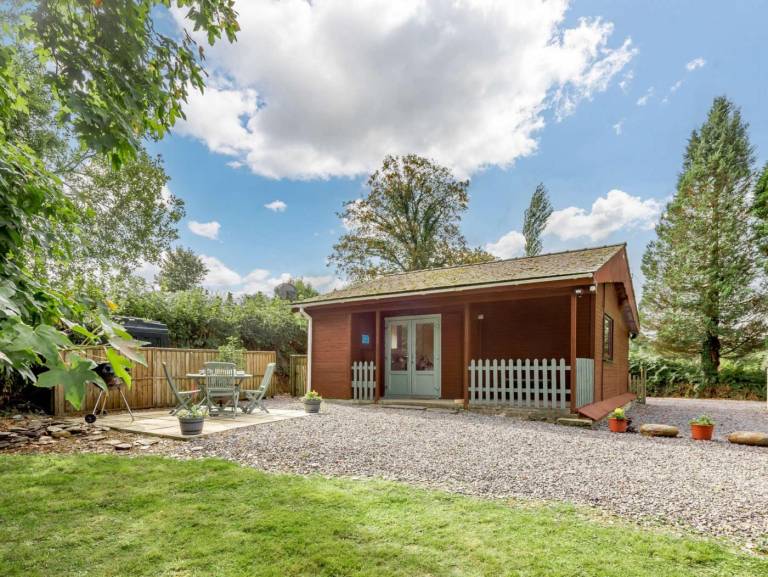 Lodge with garden & barbecue | Pets allowed in Carmarthen
