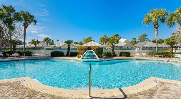 Vacation home with pool — photo 2