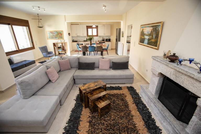 Gravias Villa with Fireplace by the River, Outdoor Barbecue & Dining Area in Delphi