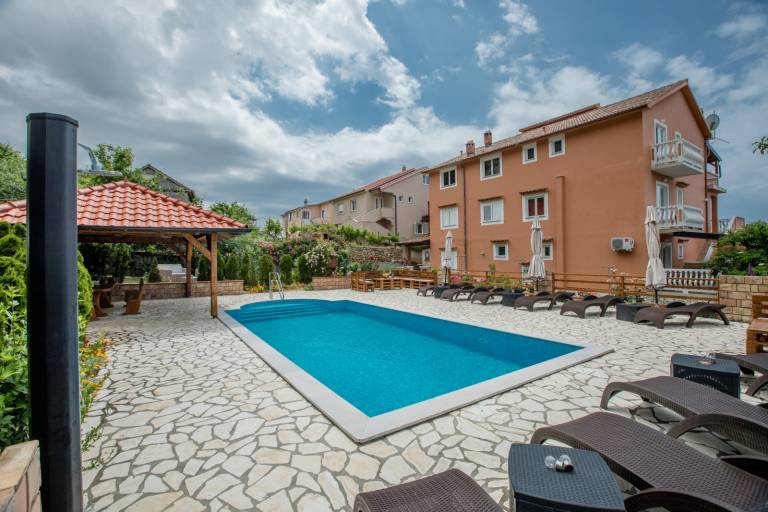 Rental apartment with patio, grill & pool in Rab