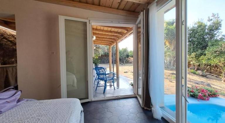 Apartment with yard, private pool & patio | Pet-friendly — photo 2