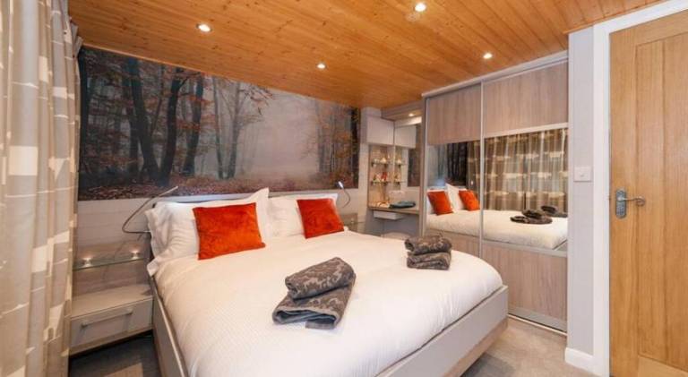 House with hot tub & pool — photo 2