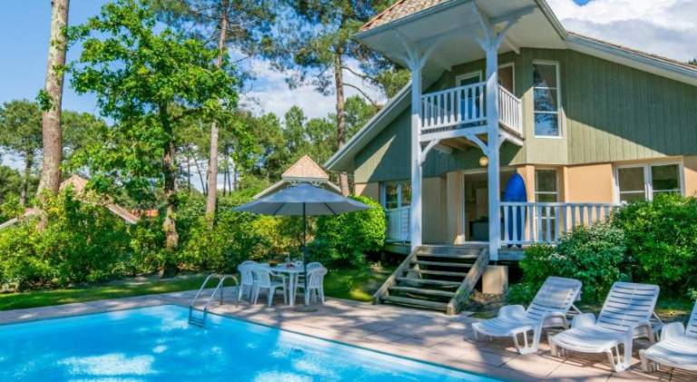 Villa with barbeque, pool & terrace in Lacanau