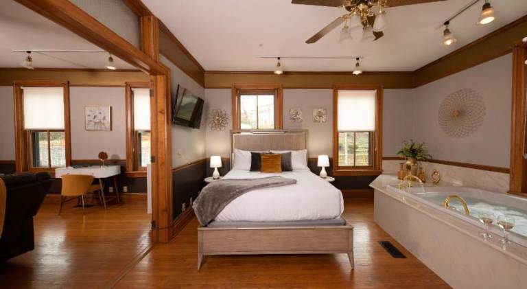 Riverboat Suites — photo 2