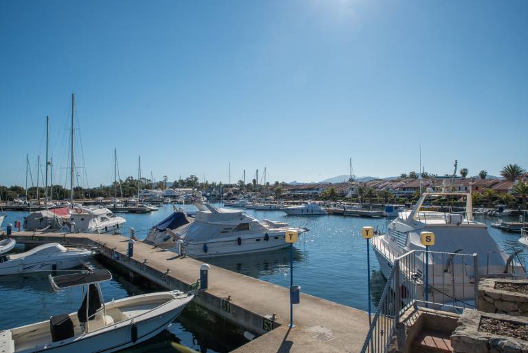 Apartment Close to the Beach with Balcony, Sea View & Air Conditioning in Budoni