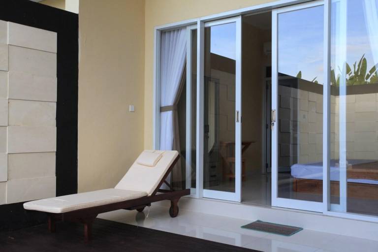 Villa with yard & pool — photo 5