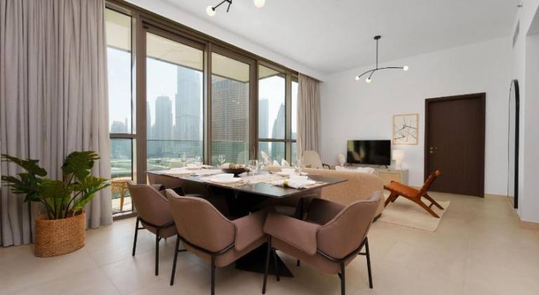Apartment with yard, private pool & jacuzzi | Next to Burj Khalifa | Pet-friendly — photo 2