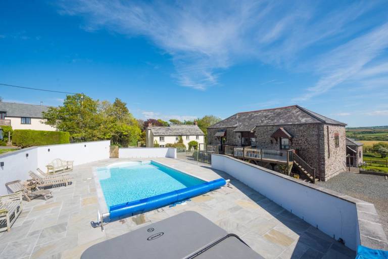 Fully equipped lovely cottage with yard, pool & barbeque | Pets are welcome — photo 3