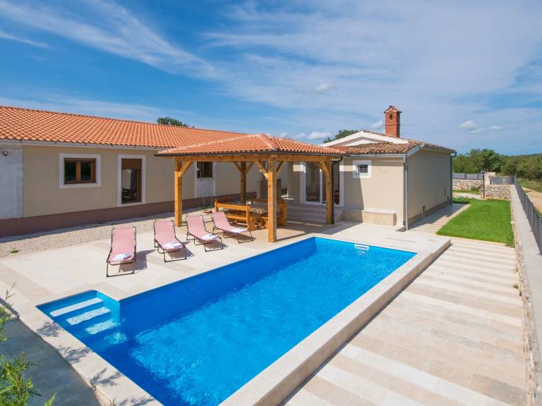 Family-friendly rental with grill, garden & patio | Pool view | Pet-friendly — photo 3