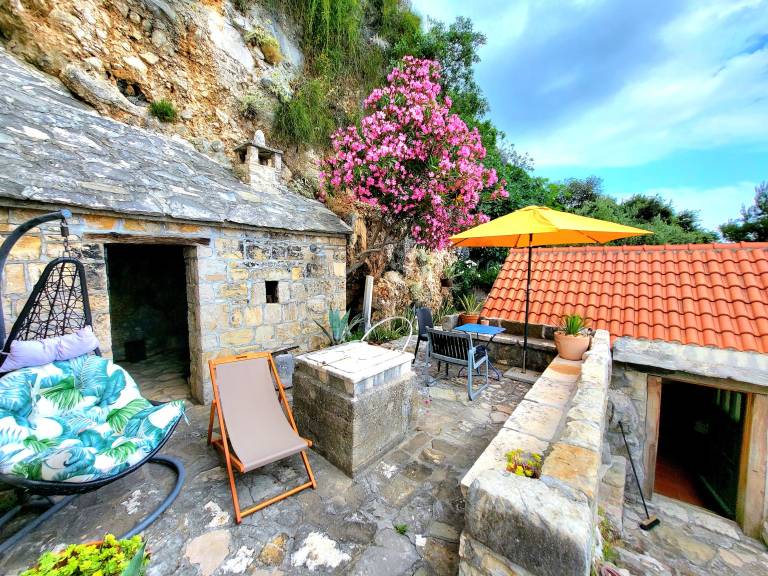 House with BBQ & yard | Sea view in Omis