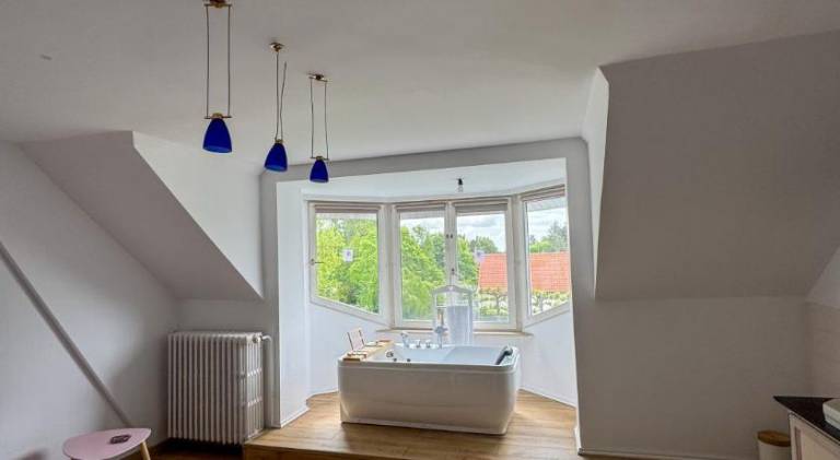Vacation home with jacuzzi, BBQ & patio | Perfect for remote work — photo 2