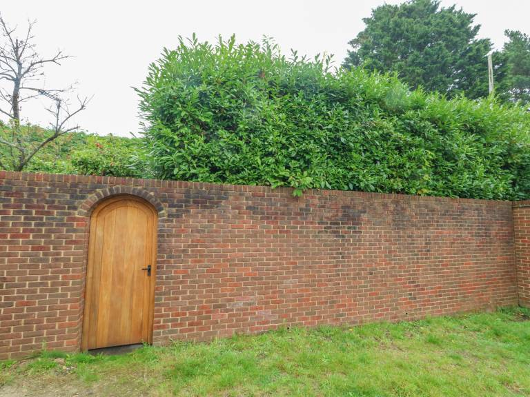 Cottage with garden — photo 2