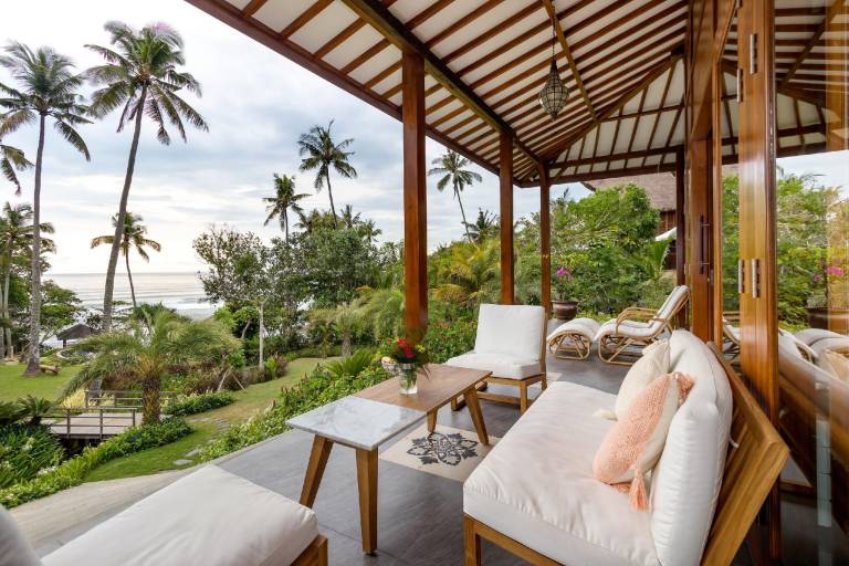 Beachfront Villa Ronggo Mayang at Balian — photo 4