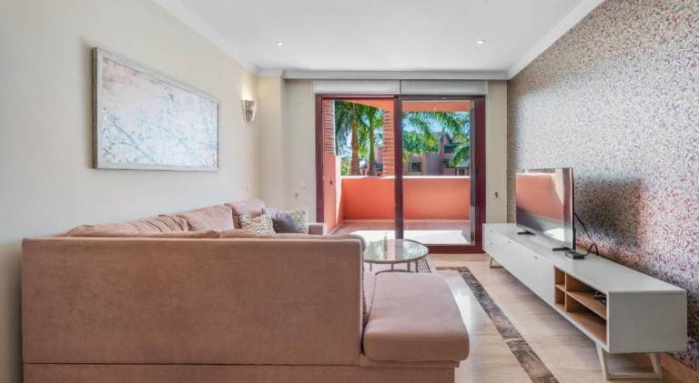 Apartment with pool in Estepona