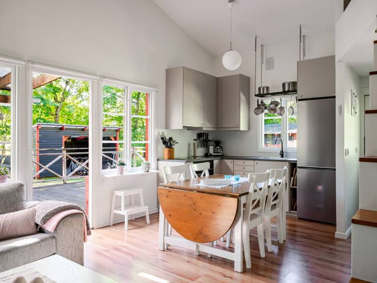 Lovely vacation home with barbeque, yard & terrace | Pet-friendly — photo 4