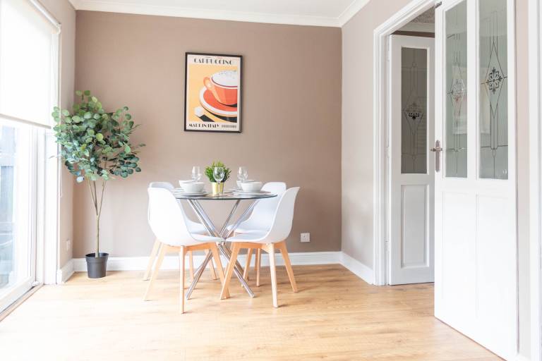 Apartment Hallglen