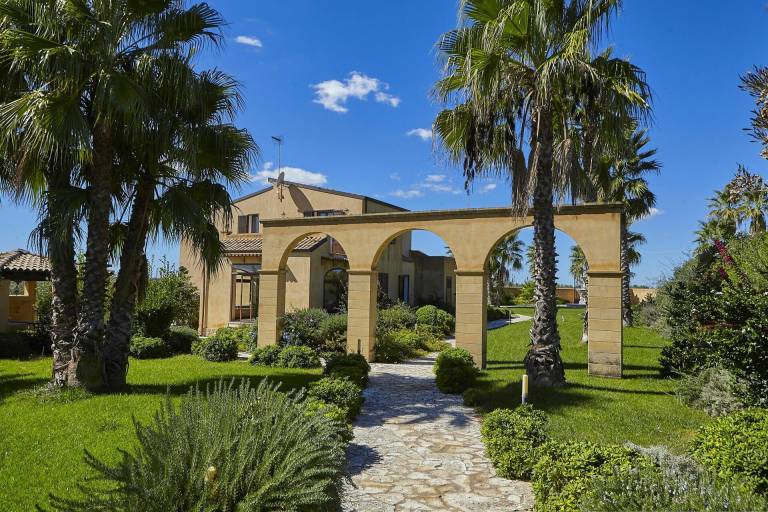 Family-oriented charming villa with BBQ, patio & private pool | Pets allowed — photo 2