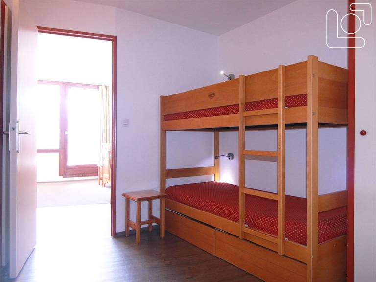 2-Room Apt for 6 near Ski Slopes, Shops & Amenities – South/East Balcony, Pet Friendly, Alpe d'Huez — photo 3