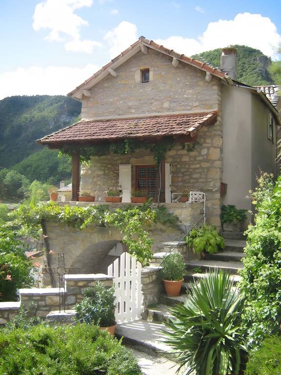 House with patio, garden & barbecue | Garden view — photo 3