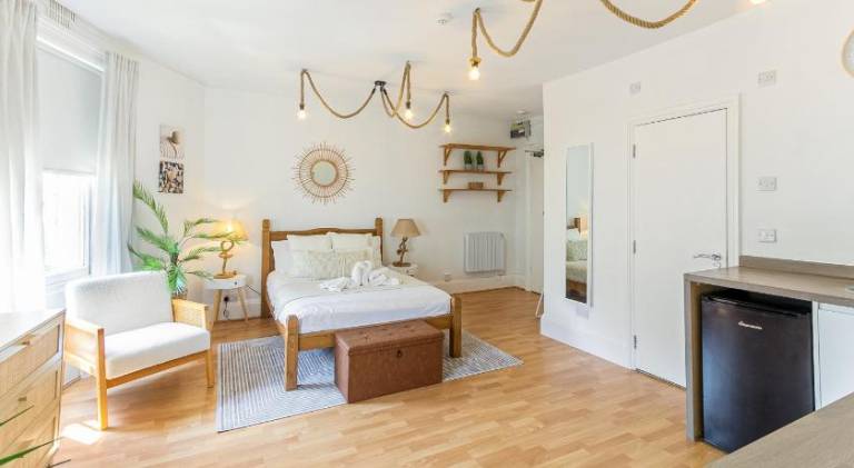 Spacious Brighton Beach studio — photo 2