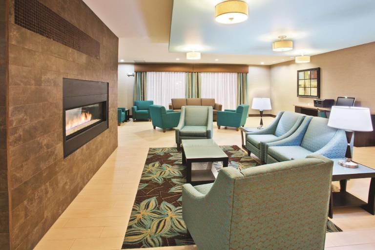 La Quinta Inn & Suites by Wyndham Bellingham — photo 2