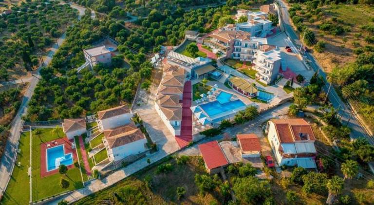 Serviced apartment with terrace, pool & garden in Pylos-Nestoras