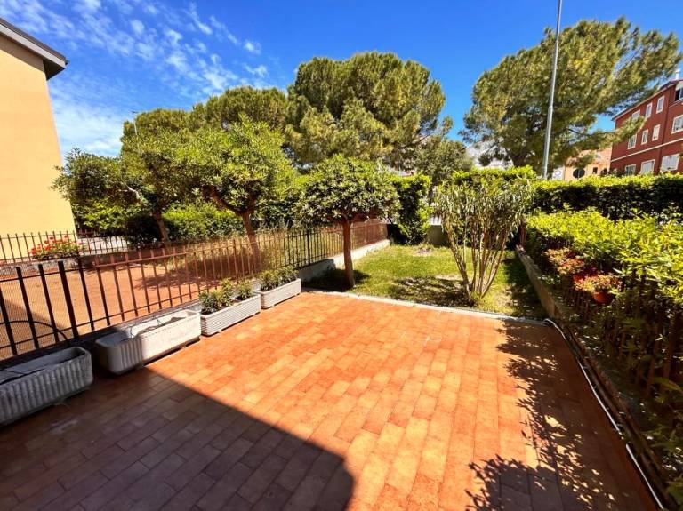 Holiday apartment with garden | Garden view — photo 3