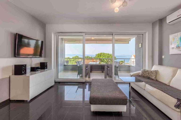 Fully equipped nice rental apartment with barbeque, yard & terrace | Beach view | Pet-friendly in Omisalj