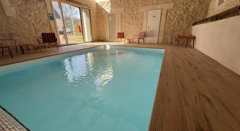 Vacation home with BBQ, pool & garden in Loches