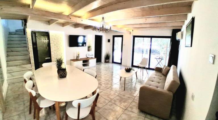 Villa with terrace, barbeque & yard — photo 3